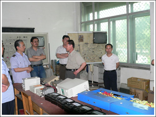 石家莊市勞動和社會推薦局主管局長董鳳雷和齊占峰處長在學校 石家莊市勞動和社會保障局主管局長到石家莊鐵路職業學校視察 學校圖片