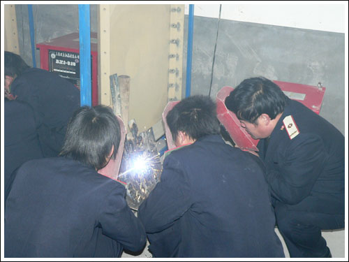 石家莊鐵路技校焊工實訓 石家莊鐵路技校實訓課展示 學校圖片 第11張 石家莊鐵路中專學校焊工練習指導 石家莊鐵路技校實訓課展示 學校圖片 第11張