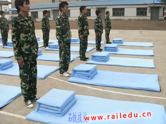 石家莊鐵路技校學生內部整理比賽 地點：北校區 石家莊鐵路職業技工學校2013級新生軍訓 學校圖片 第4張