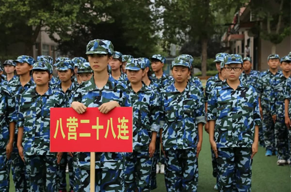 鐵路技校新生軍訓匯演圖片 石家莊鐵路職業學校2015年軍訓 學校圖片 第3張