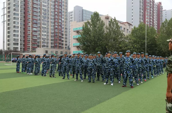 石家莊鐵路職業技工學校2015年新生軍訓圖片 石家莊鐵路職業學校2015年軍訓 學校圖片 第2張