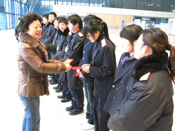 武漢鐵路職業技術學院春運期間組織學生到車站實習 教育資訊 武漢鐵路職業技術學院春運期間組織學生到車站實習 教育資訊