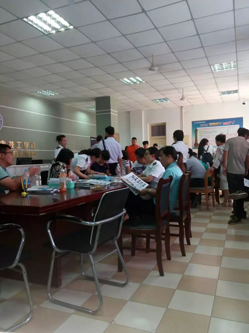  石家莊鐵路技校2016年火爆的報名場面 學校圖片 第2張