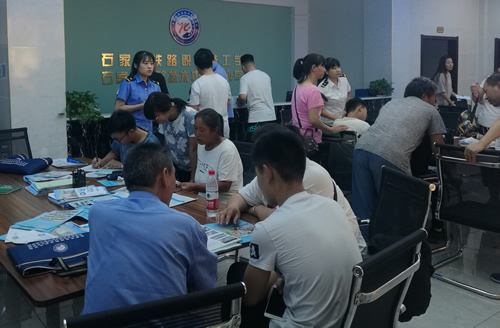 石家莊鐵路技校2018年報名現場 石家莊鐵路學校2018年報名現場 學校圖片 第2張