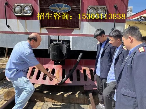 石家莊鐵路職業(yè)高級技工學(xué)校實訓(xùn)課 石家莊鐵路職業(yè)高級技工學(xué)校實訓(xùn)課 學(xué)校圖片 第1張